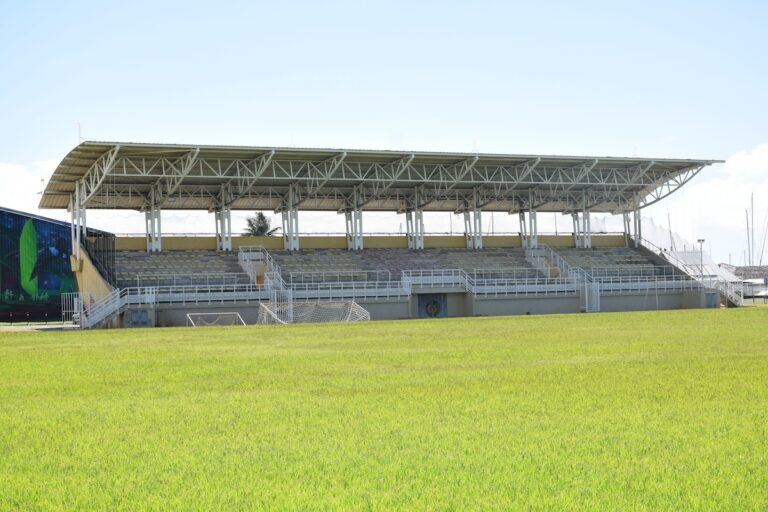 Terrain et tribunes stade ok